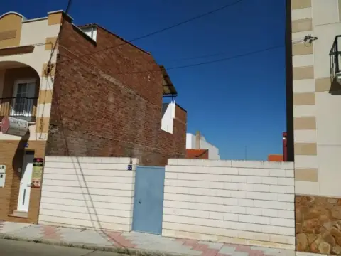 Terreno en calle de Cáceres
