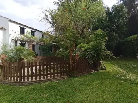 Casa rústica en calle A-405, 180