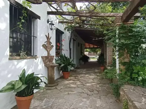 Casa rústica en calle A-405, 180
