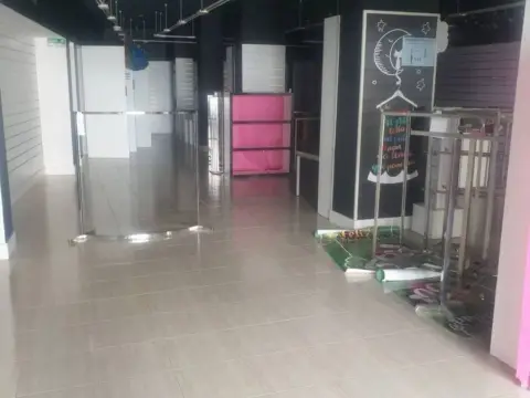 Local comercial en calle de Granada