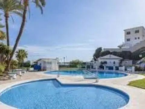 Casa adosada en Urbanización Tropicana