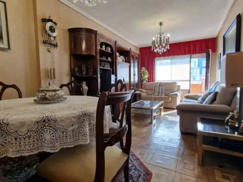 Piso en calle de la República Argentina