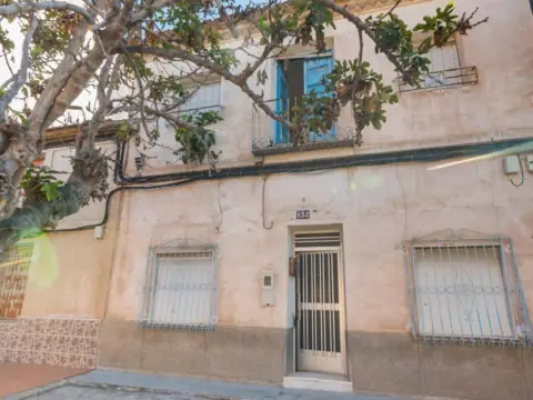 Casa adosada en calle Rambla 132