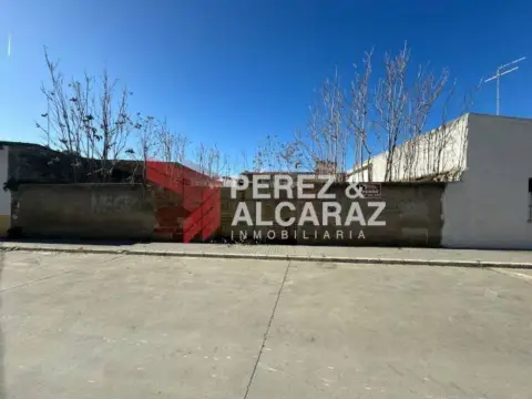 Terreno en calle de Miralrío
