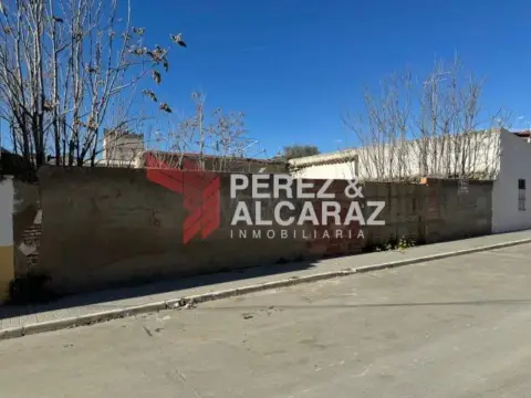 Terreno en calle de Miralrío