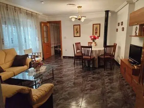 Casa adosada en calle Gregorio Martínez Montesinos
