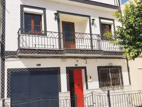 Casa adosada en Los Palacios y Villafranca