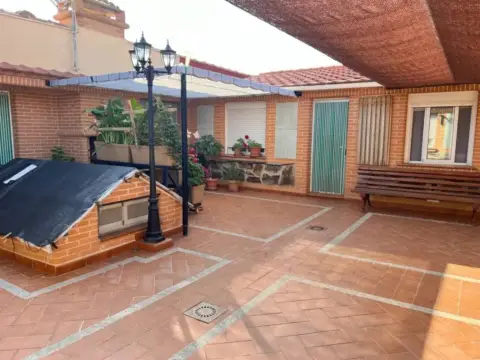 Chalet en Herencia