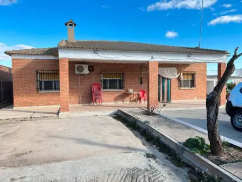 Chalet en Villafranca de los Caballeros