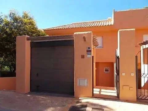 Casa en Avenida de los Alisos