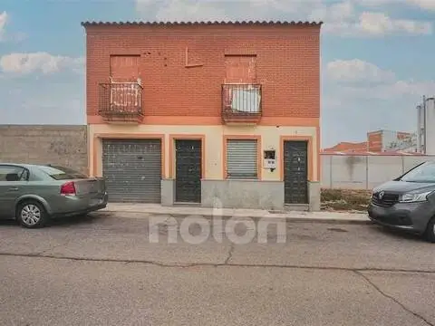 Casa adosada en calle de Cornalvo