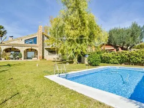 Chalet en Los Monasterios-Alfinach