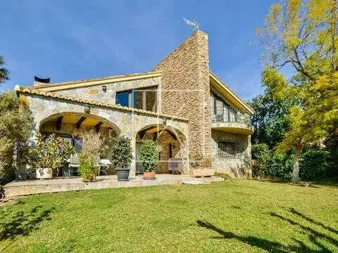Chalet en Los Monasterios-Alfinach