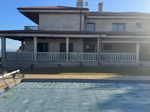 Chalet en San Cibrao Das Viñas (Capital)