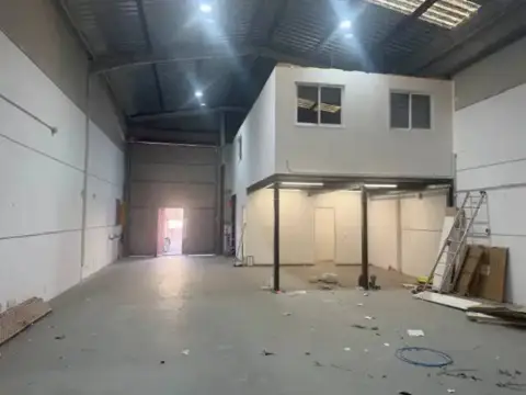 Nave industrial en Este