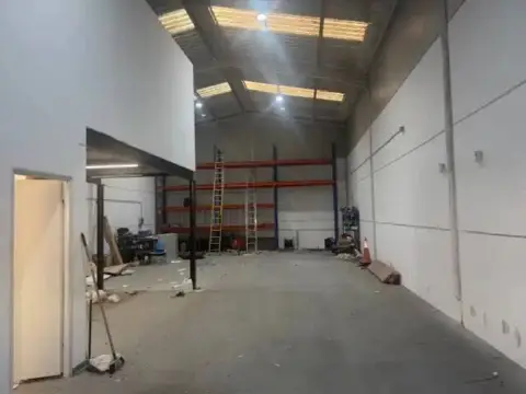 Nave industrial en Este