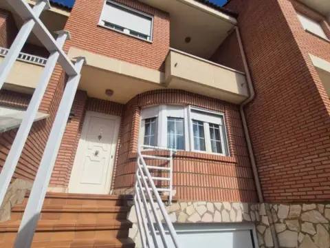 Casa adosada en calle Las Mundinas