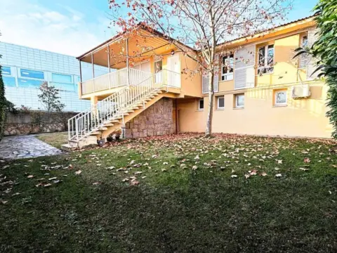 Casa pareada en calle Paseo de los Parques, nº 32