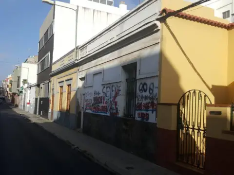 Terreno en calle Agustina De Aragon