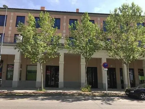 Local comercial en La Montaña-Cortijo de San Isidro