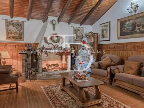 Casa rústica en Núcleo Urbano