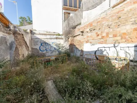 Terreno en calle de la Cruz de la Rauda