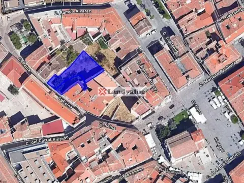Terreno en calle de la Reina