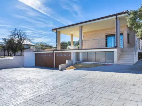 Chalet en La Raya del Palancar-Guadamonte