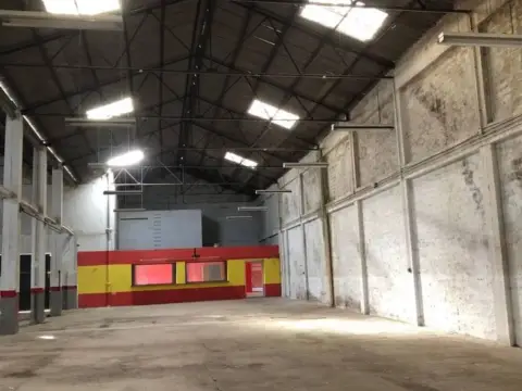 Nave industrial en calle del Barrial