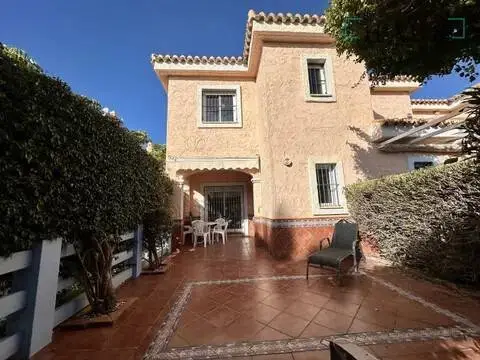 Casa adosada en Casco Urbano