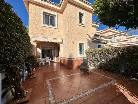 Casa adosada en Casco Urbano