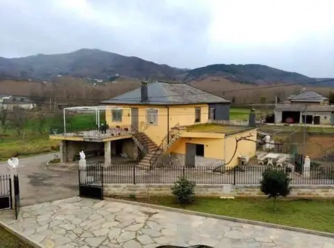 Casa rústica en Corullón