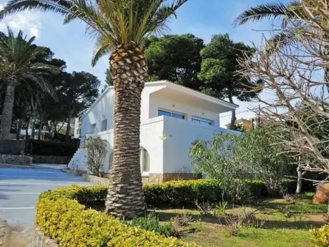 Casa unifamiliar en Carrer de Roses, 13