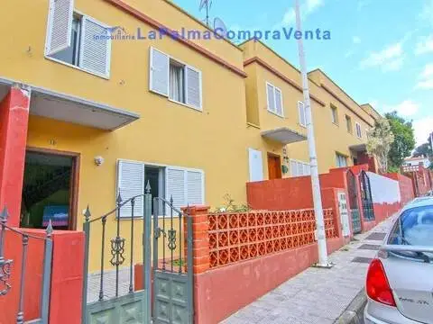 Casa adosada en calle Caridad Salazar