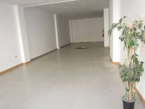 Local comercial en Avenida Fuerzas Armadas