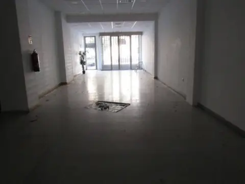 Local comercial en Avenida Fuerzas Armadas