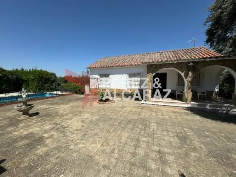 Chalet en Urbanización Acebuchal