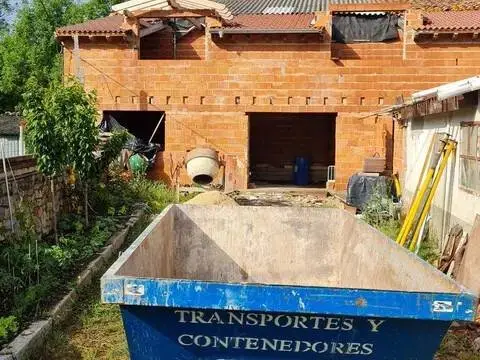 Casa rústica en calle del Barrio