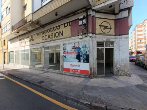 Local comercial en calle de Cándido Fernández Riesgo