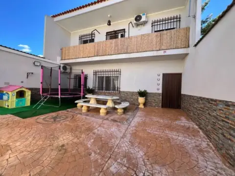 Chalet en Villafranca de los Caballeros
