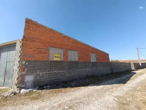 Nave industrial en calle de Mina