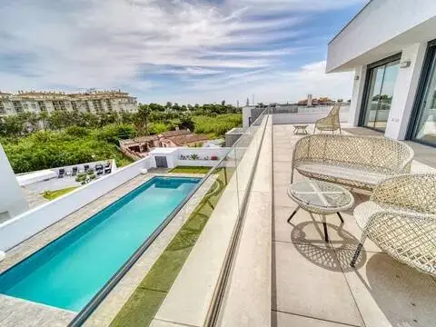 Chalet en Urbanización El Hacho-La Duquesa Golf