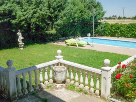 Chalet en Castellanos de Villiquera