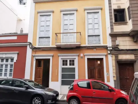 Casa adosada en calle Senador Castillo Olivares