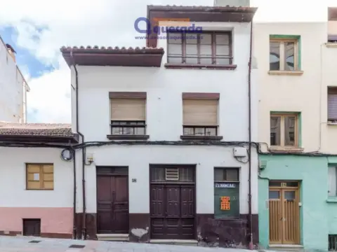 Casa adosada en Pola de Lena