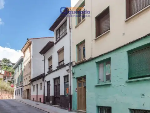 Casa adosada en Pola de Lena