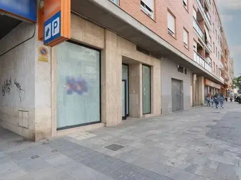 Local comercial en calle Jerónimo Santa Fe