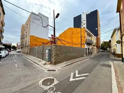 Terreno en calle de Alberto Martínez