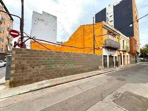 Terreno en calle de Alberto Martínez