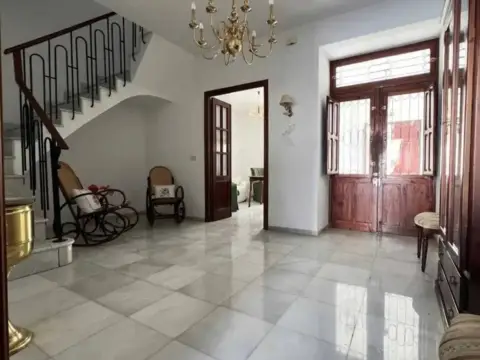 Chalet en Lora de Estepa
